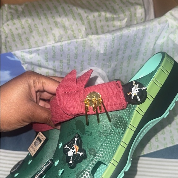 CROCS Kids Green Water Shoes with Red Strap - Picture 2 of 4